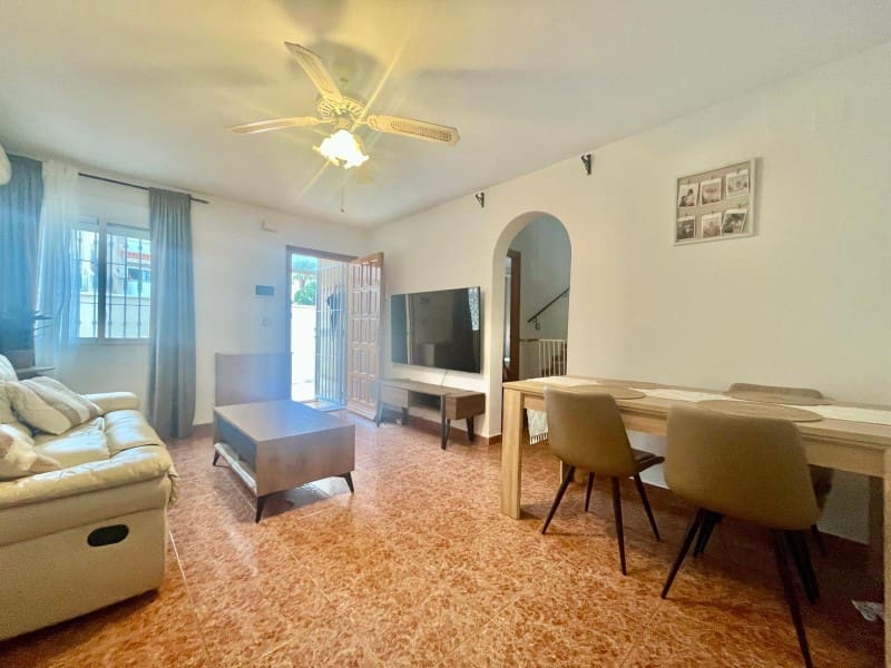 3 makuuhuone Omakotitalo myytävänä paikassa Torrevieja mukana uima-altaan - 179 000 € (Ref: 9833816)
