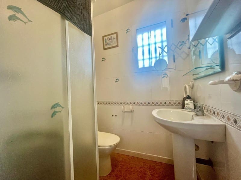 3 makuuhuone Omakotitalo myytävänä paikassa Torrevieja mukana uima-altaan - 179 000 € (Ref: 9833816)