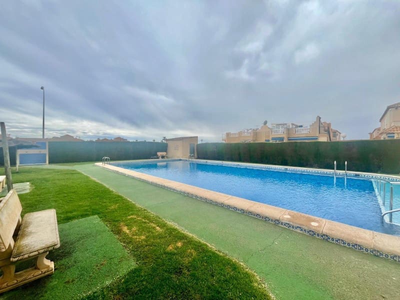 3 makuuhuone Omakotitalo myytävänä paikassa Torrevieja mukana uima-altaan - 179 000 € (Ref: 9833816)