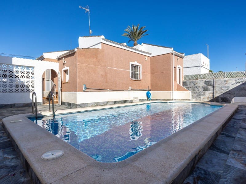 3 chambre Villa/Maison à vendre à Torrevieja avec piscine - 330 000 € (Ref: 9851612)