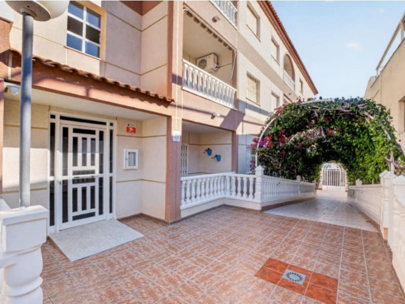 2 makuuhuone Huoneisto myytävänä paikassa Torrevieja mukana 
autotalli - 149 900 € (Ref: 9868499)