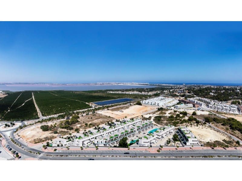 Bungalow de 2 habitaciones en Torrevieja en venta con piscina - 330.000 € (Ref: 9868502)