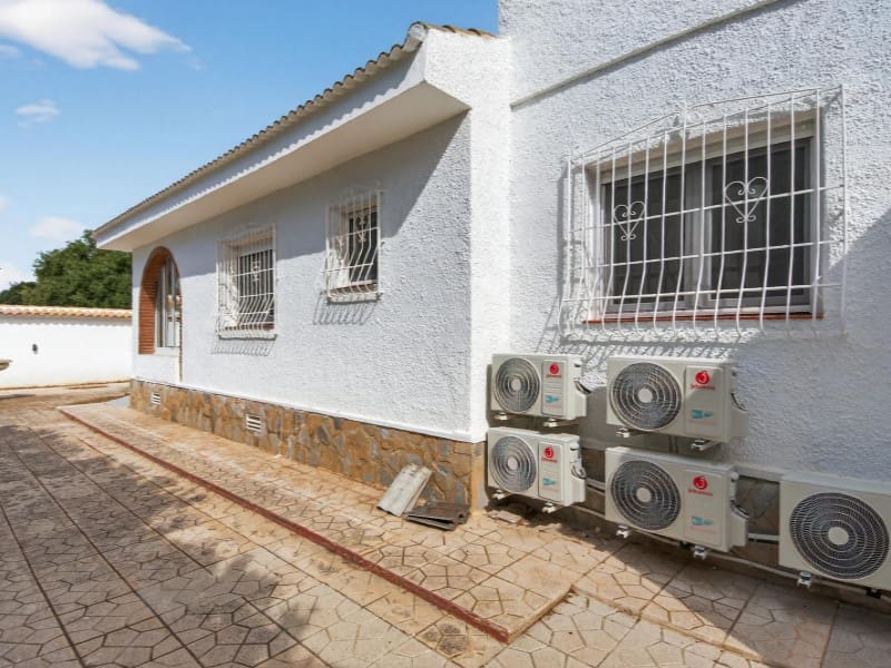 Willa na sprzedaż w Torrevieja z basenem - 735 000 € (Ref: 9884451)