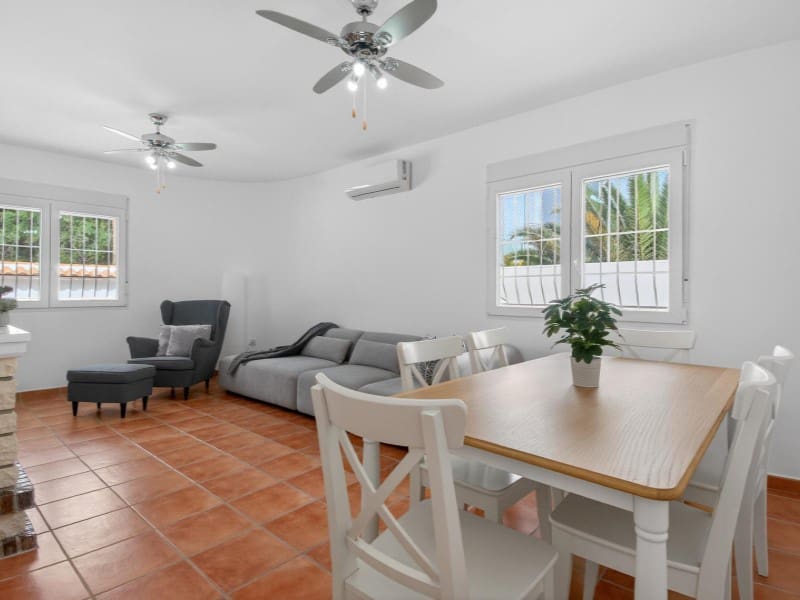 Willa na sprzedaż w Torrevieja z basenem - 735 000 € (Ref: 9884451)