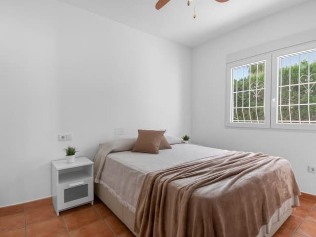 Villa te koop in Playa de los Locos, Torrevieja met zwembad - € 735.000 (Ref: 9884451)