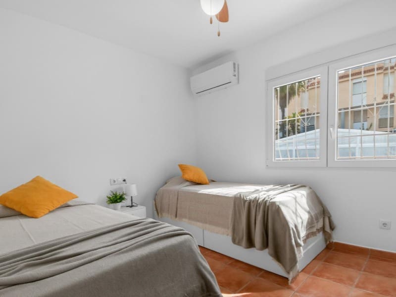 Willa na sprzedaż w Torrevieja z basenem - 735 000 € (Ref: 9884451)