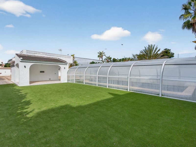Willa na sprzedaż w Torrevieja z basenem - 735 000 € (Ref: 9884451)