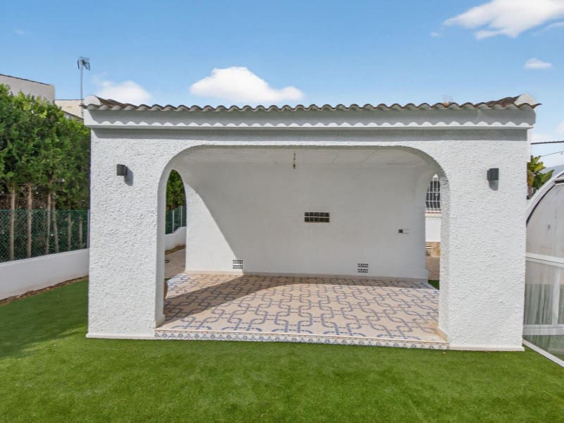 Willa na sprzedaż w Torrevieja z basenem - 735 000 € (Ref: 9884451)