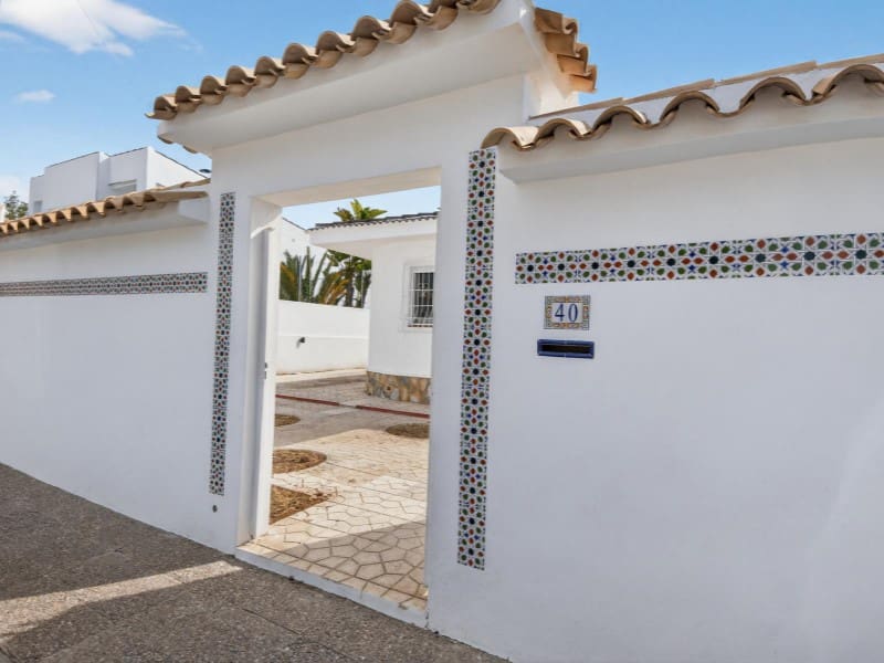 Willa na sprzedaż w Torrevieja z basenem - 735 000 € (Ref: 9884451)