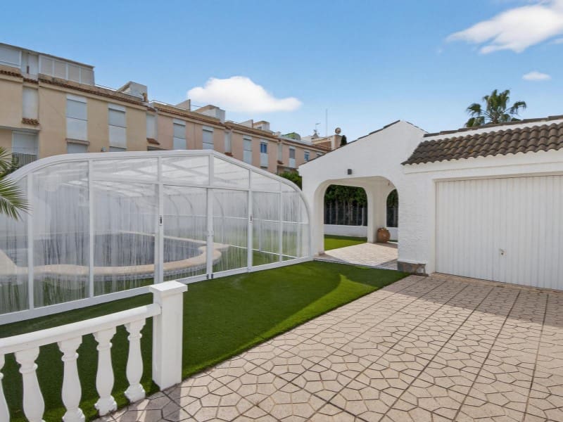 Willa na sprzedaż w Torrevieja z basenem - 735 000 € (Ref: 9884451)