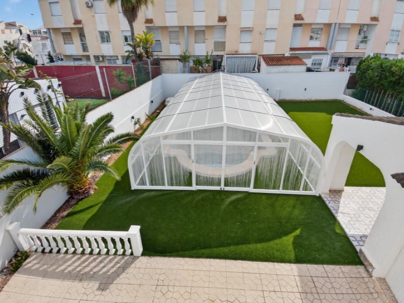 Willa na sprzedaż w Torrevieja z basenem - 735 000 € (Ref: 9884451)