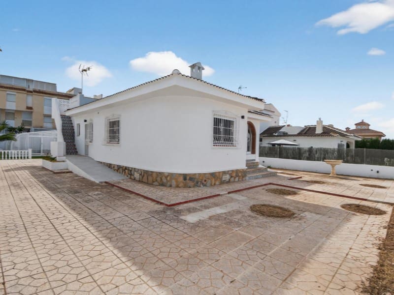 Willa na sprzedaż w Torrevieja z basenem - 735 000 € (Ref: 9884451)