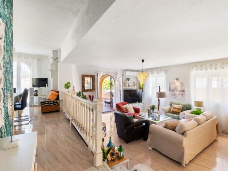 3 slaapkamer Villa te koop in La Zenia met zwembad - € 799.000 (Ref: 9884453)