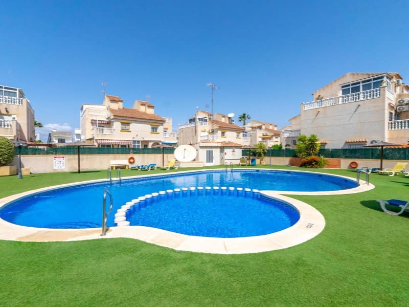 Maison de Ville à vendre à Torrevieja avec piscine - 175 000 € (Ref: 9884456)