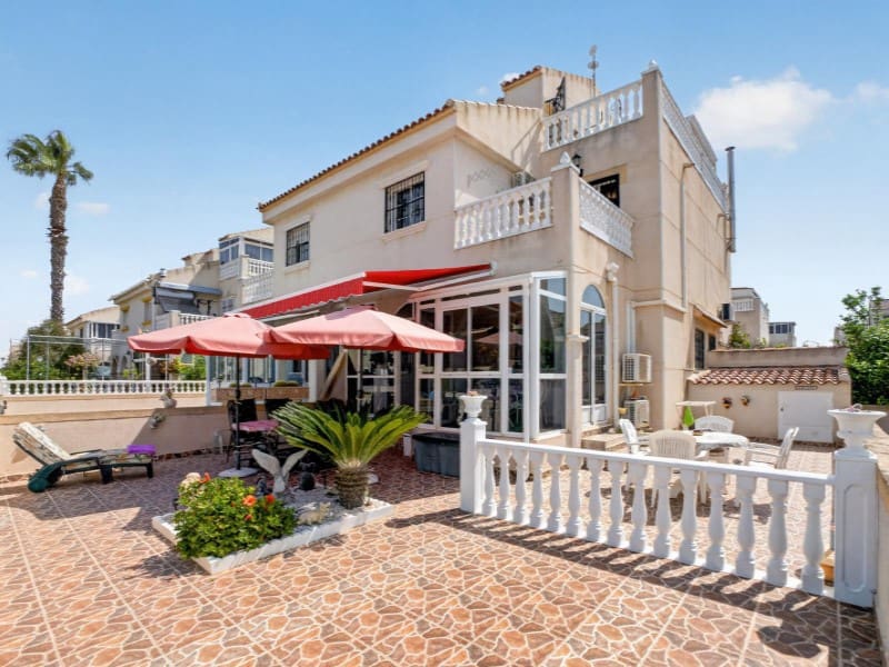 Maison de Ville à vendre à Torrevieja avec piscine - 175 000 € (Ref: 9884456)
