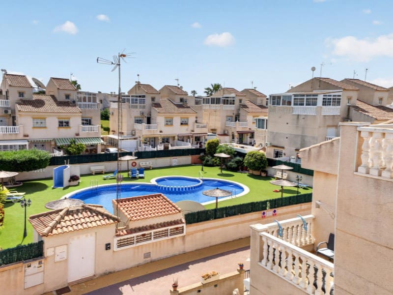 Maison de Ville à vendre à Torrevieja avec piscine - 175 000 € (Ref: 9884456)