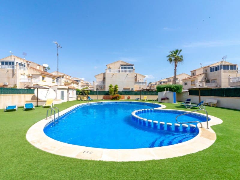 Maison de Ville à vendre à Torrevieja avec piscine - 175 000 € (Ref: 9884456)