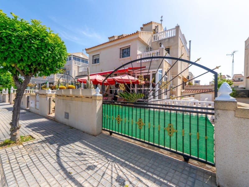 Maison de Ville à vendre à Torrevieja avec piscine - 175 000 € (Ref: 9884456)
