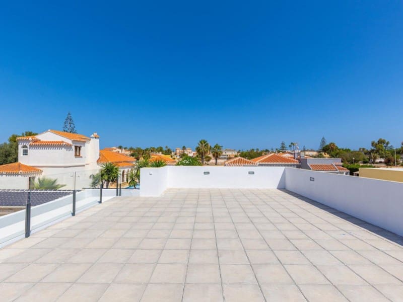 Chalet de 3 habitaciones en Torrevieja en venta con piscina - 700.000 € (Ref: 9884457)