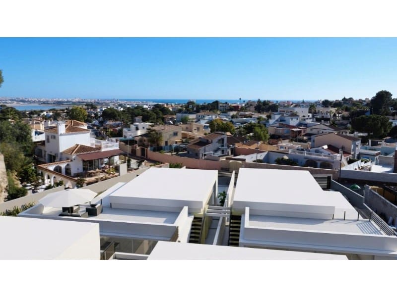 Chalet de 3 habitaciones en Torrevieja en venta con piscina - 700.000 € (Ref: 9884457)