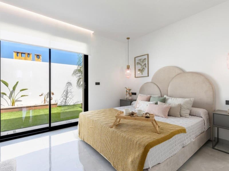 Chalet de 3 habitaciones en Torrevieja en venta con piscina - 700.000 € (Ref: 9884457)