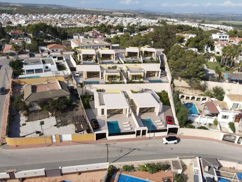 Chalet de 3 habitaciones en Torrevieja en venta con piscina - 700.000 € (Ref: 9884457)
