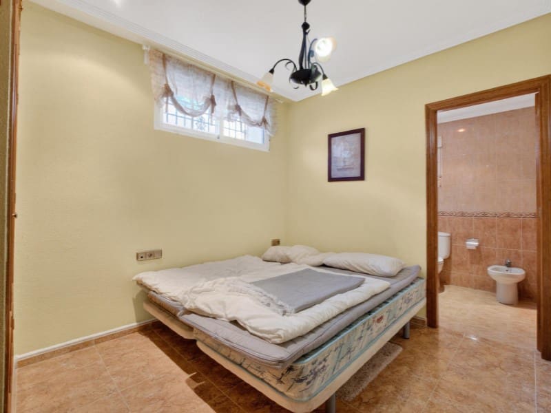 7 sypialnia Willa na sprzedaż w La Zenia z basenem - 839 000 € (Ref: 9890085)