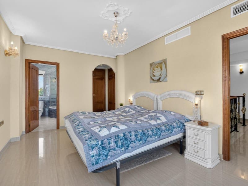 7 sypialnia Willa na sprzedaż w La Zenia z basenem - 839 000 € (Ref: 9890085)