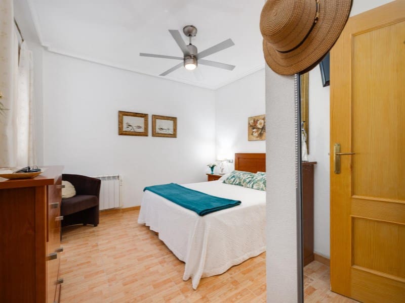 2 bedroom Apartment for sale in Torrevieja - € 139,990 (Ref: 9891996)