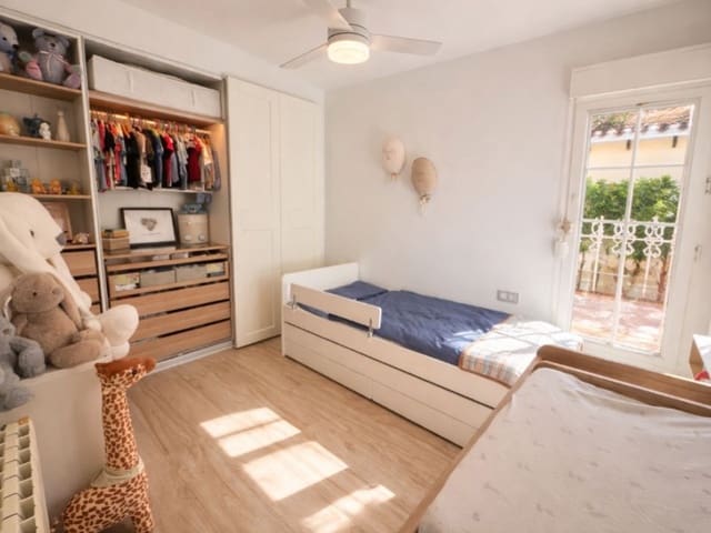 3 makuuhuone Huvila myytävänä paikassa Villamartin, Orihuela mukana uima-altaan 
autotalli - 549 995 € (Ref: 9899405)