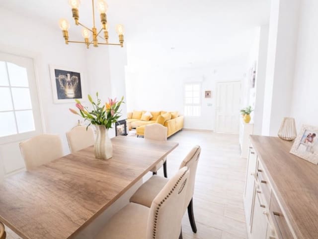3 makuuhuone Huvila myytävänä paikassa Villamartin, Orihuela mukana uima-altaan 
autotalli - 549 995 € (Ref: 9899405)
