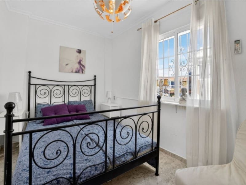 2 quarto Casa em Banda para venda em Torrevieja com piscina - 219 000 € (Ref: 9904302)