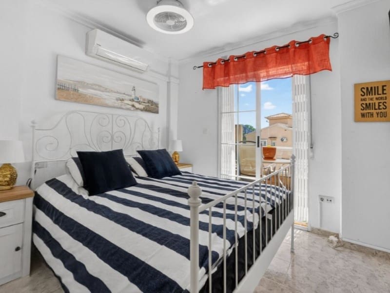 2 quarto Casa em Banda para venda em Torrevieja com piscina - 219 000 € (Ref: 9904302)