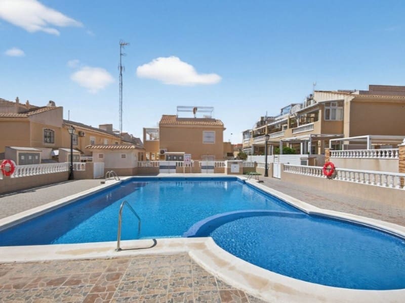 2 quarto Casa em Banda para venda em Torrevieja com piscina - 219 000 € (Ref: 9904302)