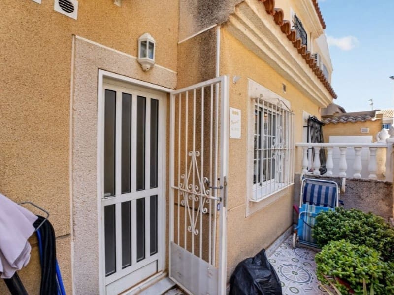 2 quarto Casa em Banda para venda em Torrevieja com piscina - 219 000 € (Ref: 9904302)