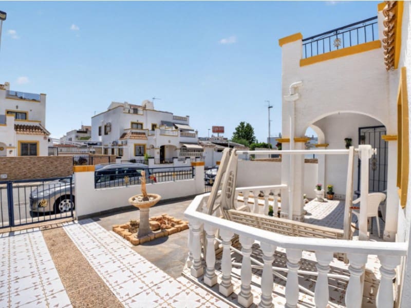 3 makuuhuone Huoneisto myytävänä paikassa Torrevieja mukana uima-altaan - 195 000 € (Ref: 9910740)