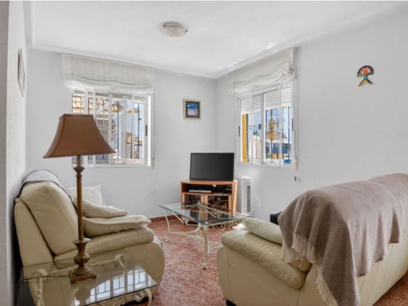 3 makuuhuone Huoneisto myytävänä paikassa Torrevieja mukana uima-altaan - 195 000 € (Ref: 9910740)