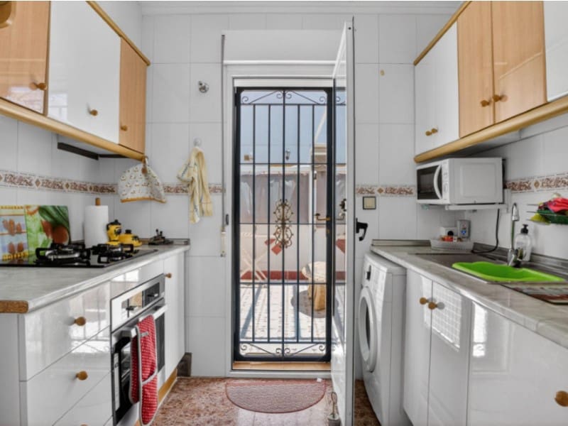 3 makuuhuone Huoneisto myytävänä paikassa Torrevieja mukana uima-altaan - 195 000 € (Ref: 9910740)
