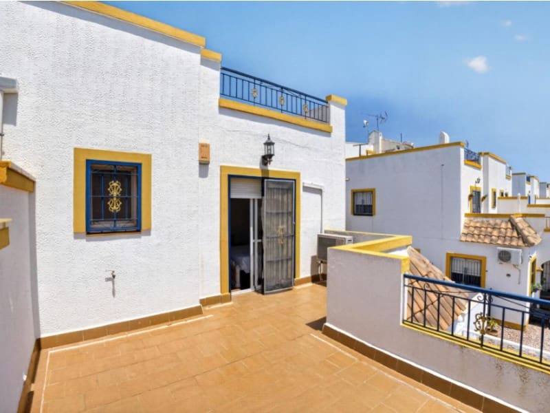 3 makuuhuone Huoneisto myytävänä paikassa Torrevieja mukana uima-altaan - 195 000 € (Ref: 9910740)