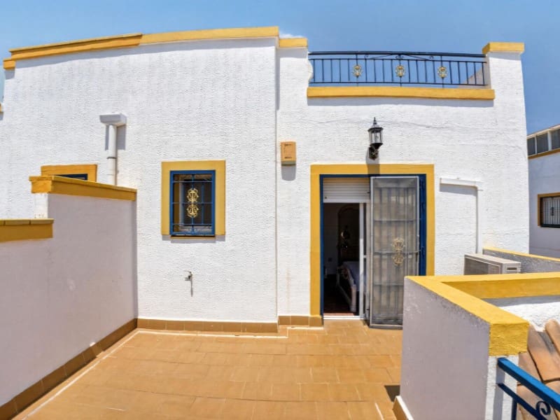3 makuuhuone Huoneisto myytävänä paikassa Torrevieja mukana uima-altaan - 195 000 € (Ref: 9910740)