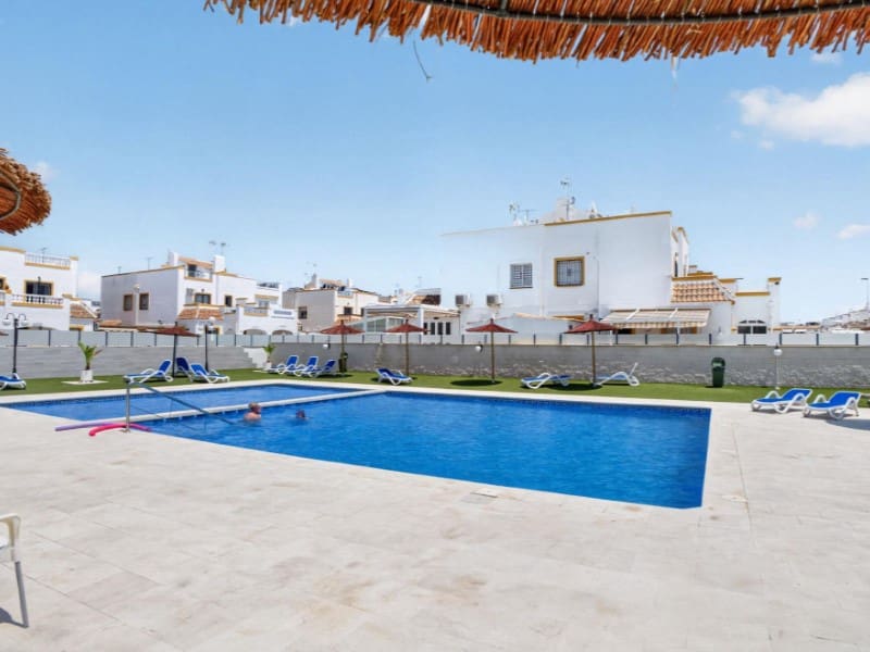 3 makuuhuone Huoneisto myytävänä paikassa Torrevieja mukana uima-altaan - 195 000 € (Ref: 9910740)
