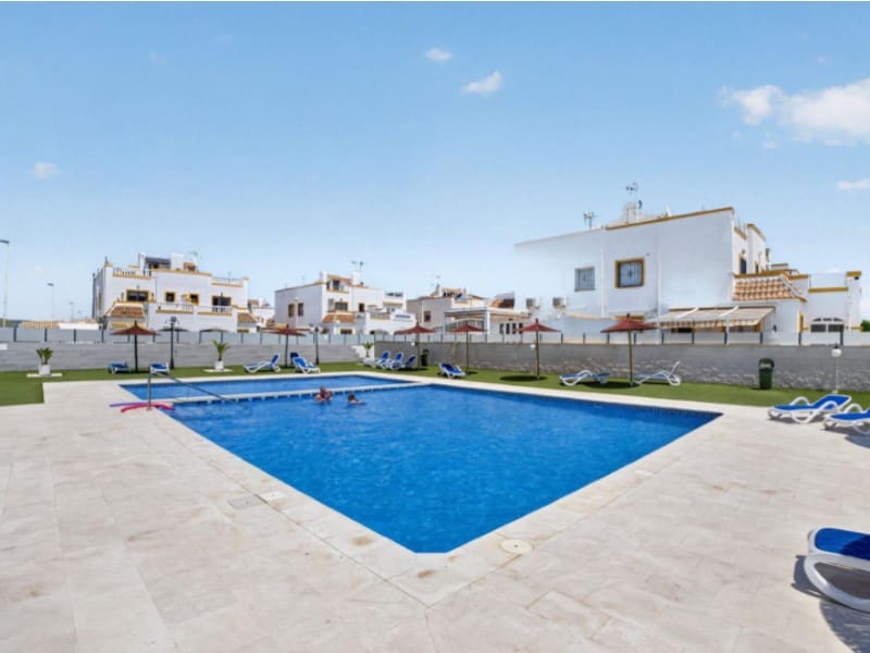 3 makuuhuone Huoneisto myytävänä paikassa Torrevieja mukana uima-altaan - 195 000 € (Ref: 9910740)