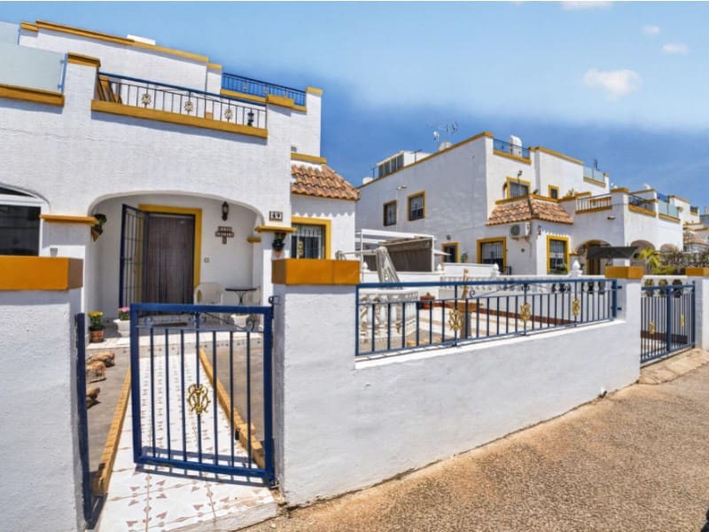 3 makuuhuone Huoneisto myytävänä paikassa Torrevieja mukana uima-altaan - 195 000 € (Ref: 9910740)