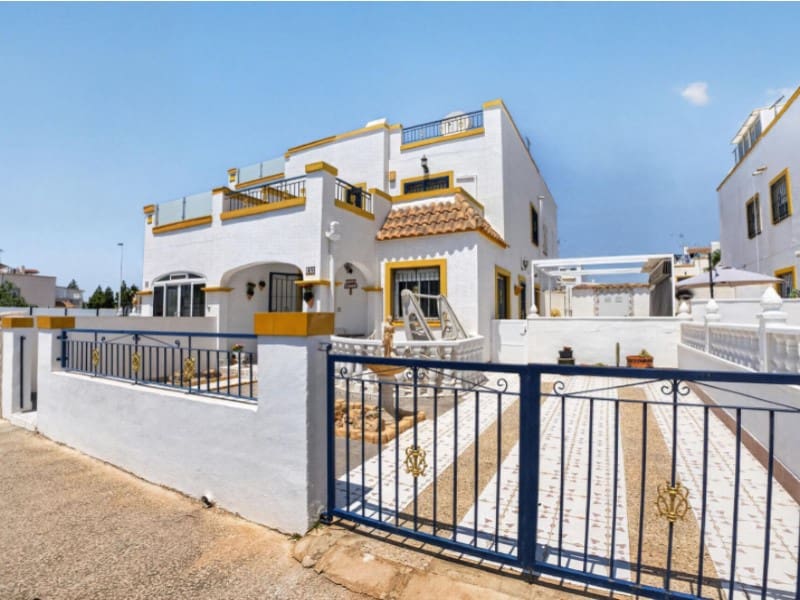 3 makuuhuone Huoneisto myytävänä paikassa Torrevieja mukana uima-altaan - 195 000 € (Ref: 9910740)