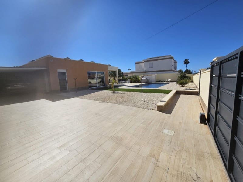 4 quarto Moradia para venda em Torrevieja com piscina - 780 000 € (Ref: 9910743)