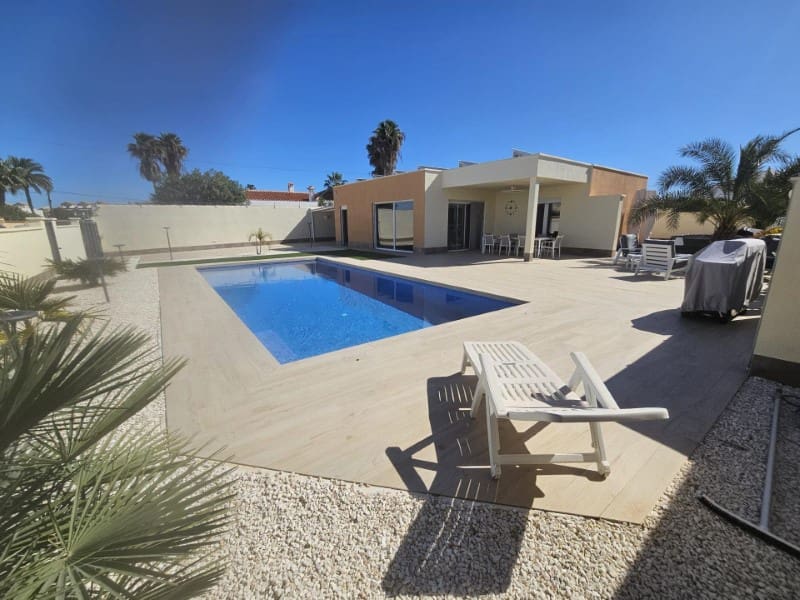 4 quarto Moradia para venda em Torrevieja com piscina - 780 000 € (Ref: 9910743)