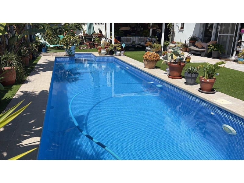 2 bedroom Villa for sale in Torrevieja with pool - € 465,000 (Ref: 9910744)