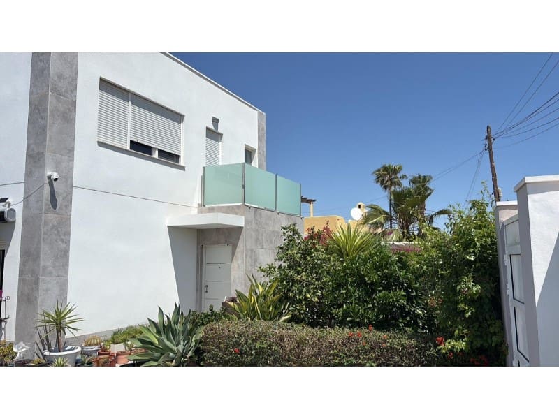 2 bedroom Villa for sale in Torrevieja with pool - € 465,000 (Ref: 9910744)