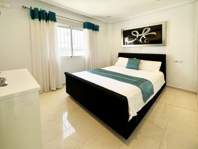 4 soveværelse Villa til salg i San Miguel de Salinas med swimmingpool - € 335.000 (Ref: 9910746)