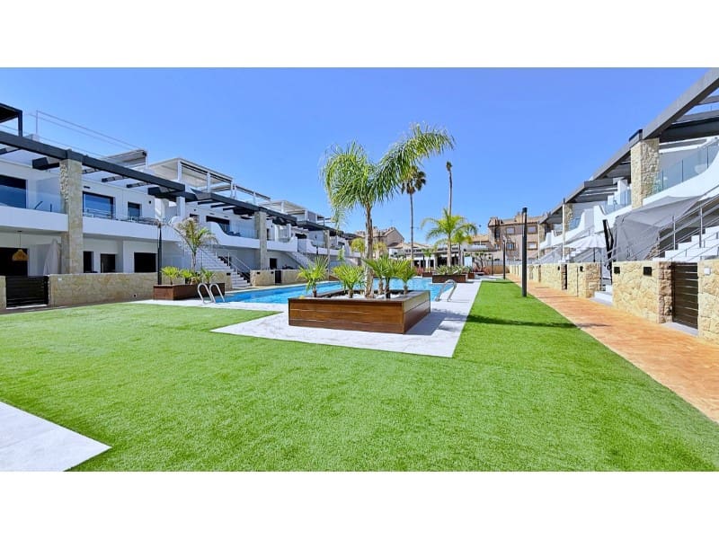 Penthouse for sale in Torrevieja with garage - € 379,000 (Ref: 9921958)